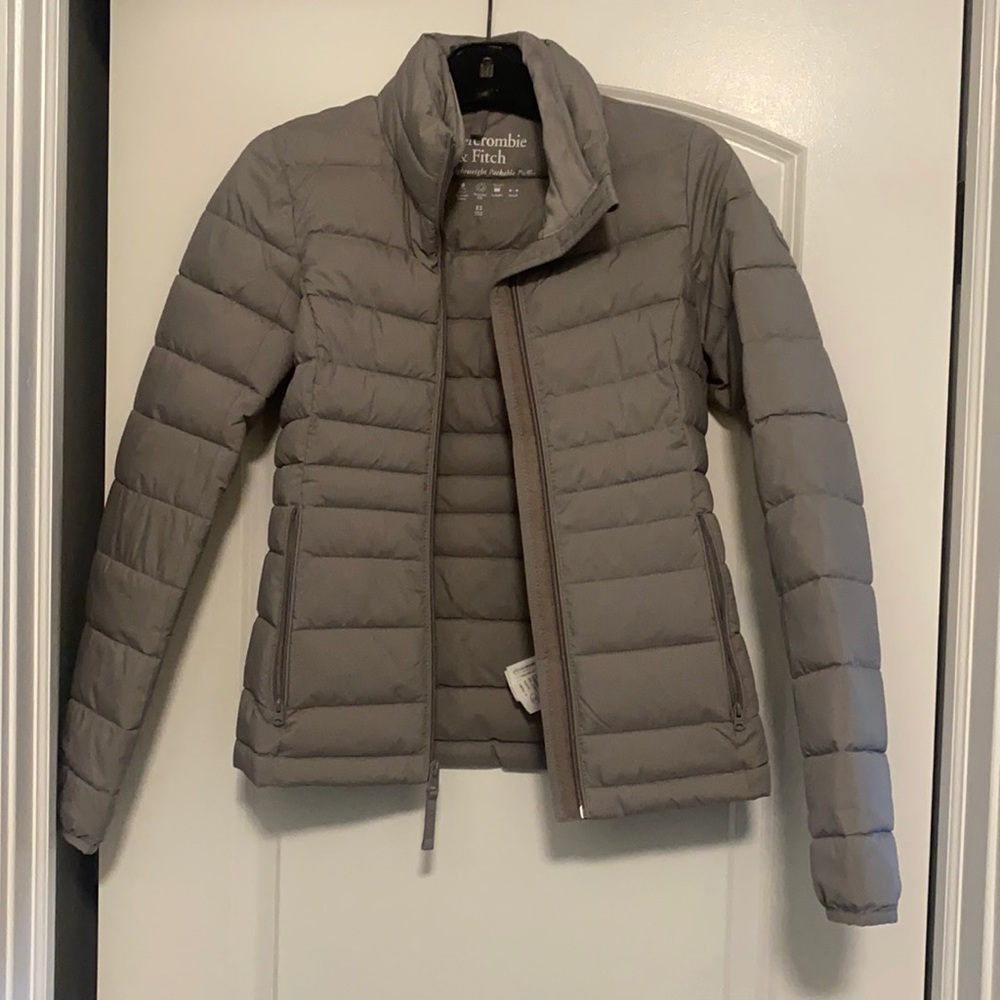 Woman’s coat with detachable hood. Abercrombie & Fitch. Gray